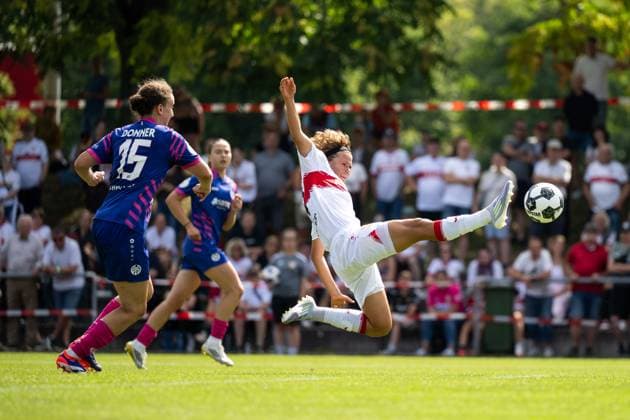 Rosa Rueckert VfB Stuttgart, 11 in the air on the ball, in front Anna Lotte Donner FSV Mainz 05, 15 , GER, VfB Stuttgart vs 1 FSV Mainz 05, Soccer Women DFB Cup, Playoff, Season 2025 2026, 17 08 2025 GER, VfB Stuttgart vs 1 FSV Mainz 05, Soccer Women DFB Cup, Playoff, Season 2025 2026, 17 08 2025 Bad Cannstatt Copyright: xEibner-Pressefoto Memmlerx EP_MMR