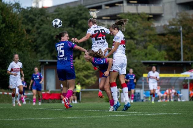 Meike Meßmer VfB Stuttgart, 29 , Jana Spengler VfB Stuttgart, 18 in duel with Anna Lotte Donner FSV Mainz 05, 15 , GER, VfB Stuttgart vs 1 FSV Mainz 05, Soccer Women DFB Cup, Playoff, Season 2025 2026, 17 08 2025 GER, VfB Stuttgart vs 1 FSV Mainz 05, Soccer Women DFB Cup, Playoff, Season 2025 2026, 17 08 2025 Bad Cannstatt Copyright: xEibner-Pressefoto Memmlerx EP_MMR