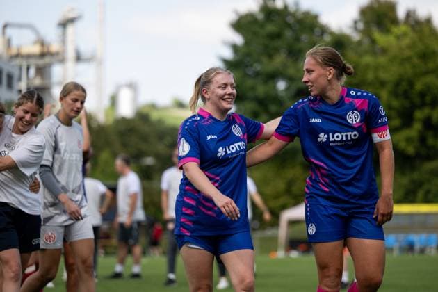 Heidrun Sigurdardottir FSV Mainz 05, 08 , Johanna Berg FSV Mainz 05, 09 celebrate the victory, GER, VfB Stuttgart vs 1 FSV Mainz 05, Football Women DFB Cup, Playoff, Season 2025 2026, 17 08 2025 GER, VfB Stuttgart vs 1 FSV Mainz 05, Football Women DFB Cup, Playoff, Season 2025 2026, 17 08 2025 Bad Cannstatt Copyright: xEibner-Pressefoto Memmlerx EP_MMR
