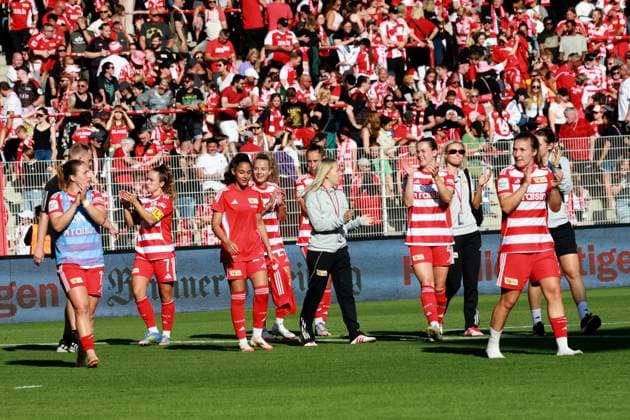 DEU, 2 BL, Frauen, 1 FC Union vs Real Madrid, 17 08 2025, Stadion Alte Foersterei, Berlin, DEU, 2 BL, Frauen, 1 FC Union vs Real Madrid, im Bild Union Spielerinnenkreis, 1 FC Union Fans DFL regulations prohibit any use of Photographs as image sequences and or quasi video nordphotoxGmbHx xEngler nph00076