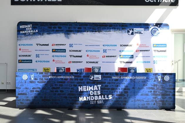 The empty podium of the VfL Gummersbach season press conference in the Schwalbe Arena GER, VfL Gummersbach, team presentation, handball, 1 Bundesliga, 2025 2026 season, 20 08 2025 GER, VfL Gummersbach, team presentation, handball, 1 Bundesliga, 2025 2026 season, 20 08 2025 Gummersbach Copyright: xEibner-Pressefoto JuergenxAugstx EP_JAT