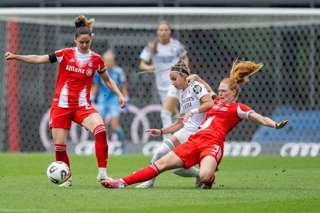 Battle for the ball duel between Sarah Zadrazil FC Bayern Muenchen Women, 25 and Stine Ballisager FC Bayern Muenchen Women, 03 with Athenea del Castillo Beivide Real Madrid CF, 7 GER, FC Bayern Muenchen Women vs Real Madrid CF, Football, Women, Test match, Season 2025 2026, 21 08 2025 DFL DFB REGULATIONS PROHIBIT ANY USE OF PHOTOGRAPHS as IMAGE SEQUENCES and or QUASI VIDEO GER, FC Bayern Muenchen Frauen vs Real Madrid CF, Football, Women, Test match, Season 2025 2026, 21 08 2025 Muenchen Copyright: xEibner-Pressefoto HeikexFeinerx EP_HFR