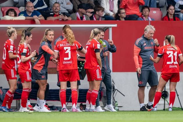 Jose Barcala Head Coach, FC Bayern Muenchen Women and Kjetil Lone Co Coach, FC Bayern Muenchen Women discuss with their players during an injury break GER, FC Bayern Muenchen Women vs Real Madrid CF, Football, Women, Test match, Season 2025 2026, 21 08 2025 DFL DFB REGULATIONS PROHIBIT ANY USE OF PHOTOGRAPHS as IMAGE SEQUENCES and or QUASI VIDEO GER, FC Bayern Muenchen Frauen vs Real Madrid CF, Football, Women, Test match, Season 2025 2026, 21 08 2025 Muenchen Copyright: xEibner-Pressefoto HeikexFeinerx EP_HFR
