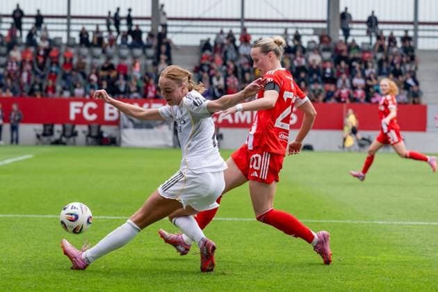 Battle for the ball duel between Sara Rosted Holmgaard Real Madrid CF, 21 and Franziska Kett FC Bayern Muenchen Frauen, 20 GER, FC Bayern Muenchen Frauen vs Real Madrid CF, Football, Women, Test match, Season 2025 2026, 21 08 2025 DFL DFB REGULATIONS PROHIBIT ANY USE OF PHOTOGRAPHS as IMAGE SEQUENCES and or QUASI VIDEO GER, FC Bayern Muenchen Frauen vs Real Madrid CF, Football, Women, Women, Test match, Season 2025 2026, 21 08 2025 Muenchen Copyright: xEibner-Pressefoto HeikexFeinerx EP_HFR