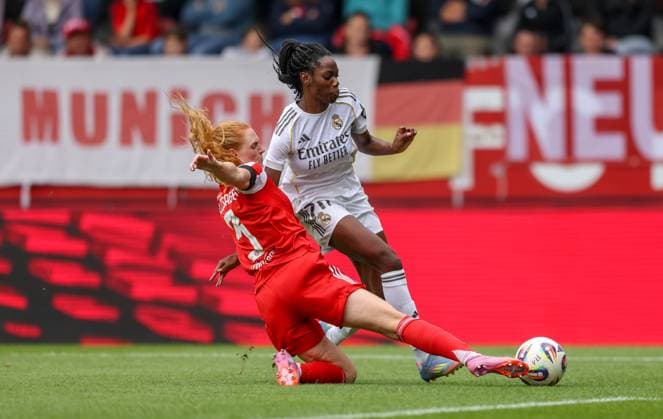 DEU, München, FC Bayern München vs Real Madrid, Testspiel, DFB, FC Bayern Campus, Saison 25 26, im Bild v l n r Zweikampf Naomie Feller Real Madrid 20 , Stine Ballisager Bayern München 3 DFB DFL REGULATIONS PROHIBIT ANY USE OF PHOTOGRAPHS AS IMAGE SEQUENCES AND OR QUASI VIDEO, 21 08 2025, Copyright: HMBxMedia HendrikxHamelau