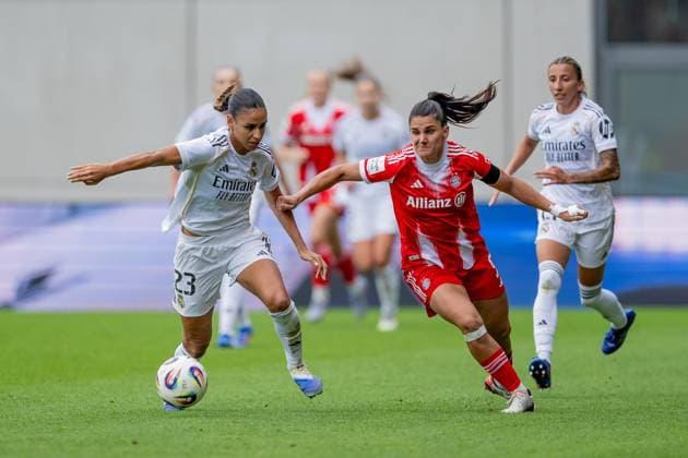 Fight for the ball duel between Maelle Lakrar Real Madrid CF, 23 and Jovana Damnjanovic FC Bayern Muenchen Frauen, 09 GER, FC Bayern Muenchen Frauen vs Real Madrid CF, Football, Women, Test match, Season 2025 2026, 21 08 2025 DFL DFB REGULATIONS PROHIBIT ANY USE OF PHOTOGRAPHS as IMAGE SEQUENCES and or QUASI VIDEO GER, FC Bayern Muenchen Frauen vs Real Madrid CF, Football, Women, Women, Test match, Season 2025 2026, 21 08 2025 Muenchen Copyright: xEibner-Pressefoto HeikexFeinerx EP_HFR