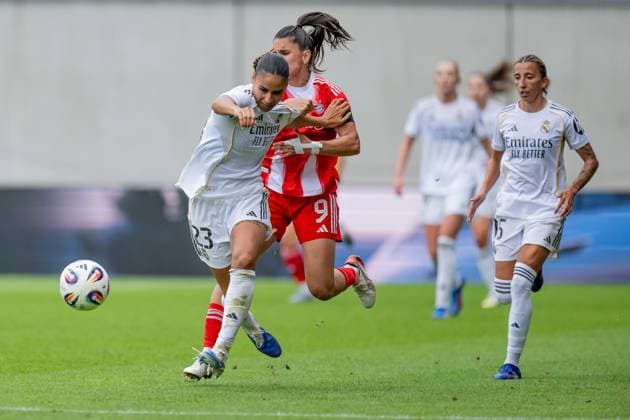 Fight for the ball duel between Maelle Lakrar Real Madrid CF, 23 and Jovana Damnjanovic FC Bayern Muenchen Frauen, 09 GER, FC Bayern Muenchen Frauen vs Real Madrid CF, Football, Women, Test match, Season 2025 2026, 21 08 2025 DFL DFB REGULATIONS PROHIBIT ANY USE OF PHOTOGRAPHS as IMAGE SEQUENCES and or QUASI VIDEO GER, FC Bayern Muenchen Frauen vs Real Madrid CF, Football, Women, Women, Test match, Season 2025 2026, 21 08 2025 Muenchen Copyright: xEibner-Pressefoto HeikexFeinerx EP_HFR