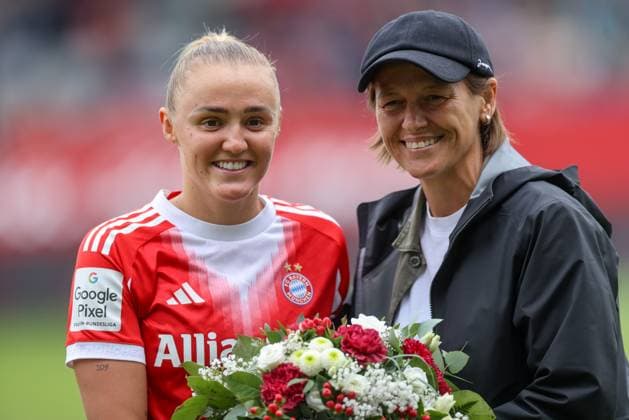 DEU, Munich, FC Bayern Munich vs Real Madrid, test match, DFB, FC Bayern Campus, season 25 26, in the picture f l n r Georgia Stanway Bayern Munich 31 receives flowers as an award for her European Championship title, presented by Bianca Resch Director FC Bayern Munich DFB DFL REGULATIONS PROHIBIT ANY USE OF PHOTOGRAPHS AS IMAGE SEQUENCES AND OR QUASI VIDEO, 21 08 2025, Copyright: HMBxMedia HendrikxHamelau