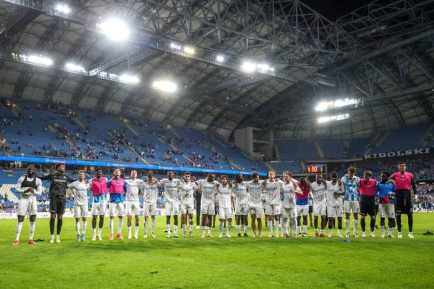 POLAND OUT !!! 21.08.2025 POZNAN, BULGARSKA , ENEA STADION PILKA NOZNA (FOOTBALL), PLAY-OFFS UEFA EUROPA LIGA 2025 - 2026 GAME LECH POZNAN - RKC GENK N P PLAYERS CELEBRATING VICTORY WITH FANS ON PICTURE TOBIAS LAWAL , MUJAID SADICK , MATE SMETS , JARNE STEUCKER , BRYAN HEYNEN HYEONGYU OH YITA SOR M PATRIK HROSOVSKY M JORIS KAYEMBE , IBRAHIMA SORY BANGOURA MZAKARIA EL OUAHDI DAAN HEYMANS , BERNT STEVENS M YAIMAR MEDINA KONSTANTINOS KARETSA , NIKOLAS SATTLBERGER , KEN NKUMBA , NOAH ADEDEJI STERNBERG ,ADRIAN PALACIOS , JOSUE KONGOLO , TOLUWALASE AROKODARE FOTO JAKUB PIASECKI CYFRASPORT NEWSPIX.PL --- newspix.pl