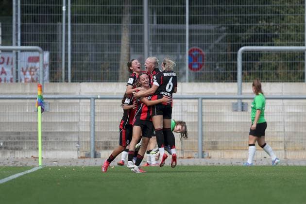 24 08 2025, xjcx, Women, Soccer, Season 2025 2026, 2 Women Bundesliga, 1 Matchday Eintracht Frankfurt II Borussia Moenchengladbach Goal celebration after the 1 1, Ela Naz Demirbas 22, Eintracht Frankfurt II , Tessa Zimmermann 27, Eintracht Frankfurt II , Helene Schäfer 35, Eintracht Frankfurt II , Keira Bednorz 23, Eintracht Frankfurt II , Kerstin Bogenschütz 6, Eintracht Frankfurt II Frankfurt am Main Stadion am Brentanobad Hessen Germany