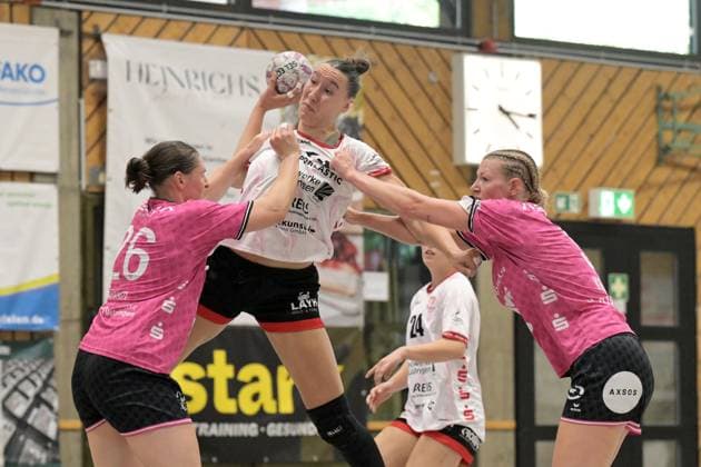 Leonie Dreizler TG Nuertingen, 23 against Svenja Huebner TusSies Metzingen, 26 and Naina Klein TusSies Metzingen, 09 TG Nuertingen vs TusSies Metzingen, Handball, DHB Pokal, 1 round, season 2025 2026, 24 08 2025 TG Nuertingen vs TusSies Metzingen, Handball, DHB Pokal, 1 round, season 2025 2026, 24 08 2025 Nuertingen Copyright: xEibner-Pressefoto TobiasxBaurx EP_TBR