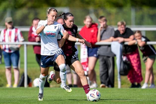 v li Laura Gloning TSG, 20 , Jonna Brengel FCN, 10 , duel, duel, tackle, tackling, dynamics, action, action, 24 08 2025, Sankt Leon Rot Germany , football, women, test match, TSG 1899 Hoffenheim 1 FC Nürnberg, 24 08 2025, Sankt Leon Rot Germany , Football, Women, Test match, TSG 1899 Hoffenheim 1 FC Nürnberg, DFB DFL REGULATIONS PROHIBIT ANY USE OF PHOTOGRAPHS AS IMAGE SEQUENCES AND OR QUASI VIDEO xozx
