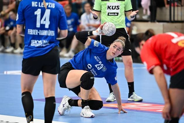 Marlene Tucholke HC Leipzig, 23 kneels on the floor, but has the ball SV Union Halle Neustadt vs HC Leipzig, Handball, DHB Pokal, Women, 1 round, Season 2025 2026, 24 08 2025, SV Union Halle Neustadt vs HC Leipzig, Handball, DHB Pokal, Women, 1 round, Season 2025 2026, 24 08 2025 Halle Saale Copyright: xEibner-Pressefoto RalphxKunzex EP_RKE