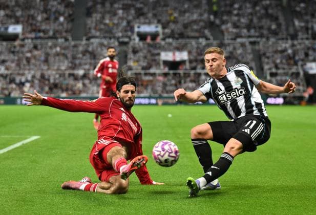 Dominik Szoboszlai of Liverpool blocks a cross from Harvey Barnes of Newcastle United Newcastle United v Liverpool, Premier League, Football, St James Park, Newcastle, UK - 25 Aug 2025Newcastle St James Park United Kingdom EDITORIAL USE ONLY No use with unauthorised audio, video, data, fixture lists, club league logos or live services. Online in-match use limited to 120 images, no video emulation. No use in betting, games or single club league player publications. Copyright: xRichardxLee Shutterstockx 15455342az