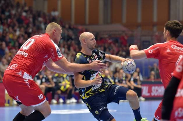 Lukas Sandell Rhein Neckar Loewen 11 on the ball , Dainis Kristopans MT Melsungen 10 L , GER, MT Melsungen Rhein Neckar Loewen, Handball, 1 Bundesliga, 1 Matchday, Season 2025 2026, 29 08 2025, GER, MT Melsungen Rhein Neckar Loewen, Handball, 1 Bundesliga, 1 Matchday, Season 2025 2026, 29 08 2025 Kassel Copyright: xEibner-Pressefotox xRolandxSippelx EP_RSL