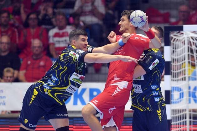 Nikolaj Enderleit MT Melsungen 4 on the ball , Halil Jaganjac Rhein Neckar Loewen 45 L , GER, MT Melsungen Rhein Neckar Loewen, Handball, 1 Bundesliga, 1 Matchday, Season 2025 2026, 29 08 2025, GER, MT Melsungen Rhein Neckar Loewen, Handball, 1 Bundesliga, 1 Matchday, Season 2025 2026, 29 08 2025 Kassel Copyright: xEibner-Pressefotox xRolandxSippelx EP_RSL