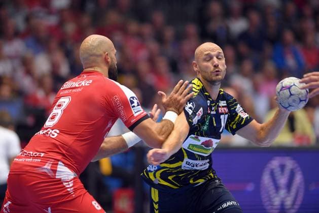 Lukas Sandell Rhein Neckar Loewen 11 on the ball , Adrian Sipos MT Melsungen 8 L , GER, MT Melsungen Rhein Neckar Loewen, Handball, 1 Bundesliga, 1 Matchday, Season 2025 2026, 29 08 2025, GER, MT Melsungen Rhein Neckar Loewen, Handball, 1 Bundesliga, 1 Matchday, Season 2025 2026, 29 08 2025 Kassel Copyright: xEibner-Pressefotox xRolandxSippelx EP_RSL