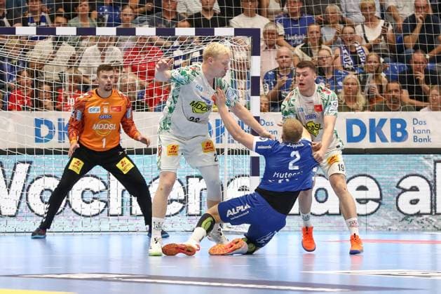 29 08 2025, xgox, Handball Daikin HBL TBV Lemgo Lippe SC Magdeburg emspor, v l Magnus Saugstrup Magdeburg, 23 , Lukas Hutecek Lemgo, 2 , Elvar Oern Jonsson Magdeburg, 19 duel, duel, fight, tackle Lemgo