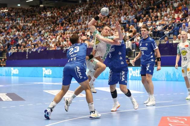 29 08 2025, xgox, Handball Daikin HBL TBV Lemgo Lippe SC Magdeburg emspor, v l Tim Suton Lemgo, 23 , Felix Claar Magdeburg, 7 , Lukas Hutecek Lemgo, 2 duel, duel, fight, tackle Lemgo