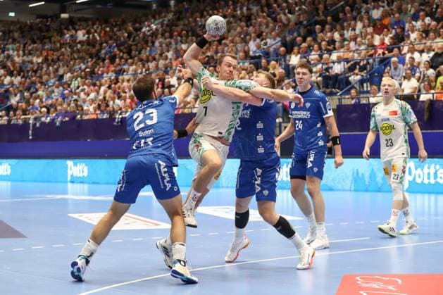29 08 2025, xgox, Handball Daikin HBL TBV Lemgo Lippe SC Magdeburg emspor, v l Tim Suton Lemgo, 23 , Felix Claar Magdeburg, 7 , Lukas Hutecek Lemgo, 2 duel, duel, fight, tackle Lemgo