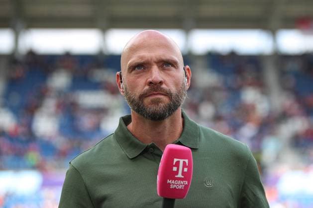 Stephan Lerch VfL Wolfsburg, Head Coach before the match during TV interview, GER, FC Bayern Muenchen vs VfL Wolfsburg, Google Pixel Womens Supercup, Final, 2025 2026, 30 08 2025, DFL REGULATES PROHIBIT ANY USE OF PHOTOGRAPHS AS IMAGE SEQUENCES AND OR QUASI VIDEO, GER, FC Bayern Muenchen vs VfL Wolfsburg, Google Pixel Womens Supercup, Final, 2025 2026, 30 08 2025 Karlsruhe Copyright: xEibner-Pressefoto JanxPrihodax EP_JPA