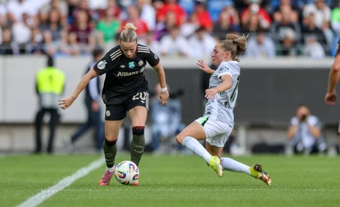 DEU, Karlsruhe, Bayern München vs VfL Wolfsburg, Google Pixel Supercup der Frauen, DFB, BBBank Wildpark, Finale, im Bild f l n r Franziska Kett Bayern München 20 , Janou Levels VfL Wolfsburg 15 DFB DFL REGULATIONS PROHIBIT ANY USE OF PHOTOGRAPHS AS IMAGE SEQUENCES AND OR QUASI VIDEO, 30 08 2025, Copyright: HMBxMedia HendrikxHamelau