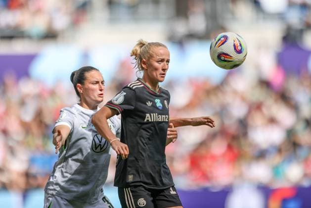 DEU, Karlsruhe, Bayern München vs VfL Wolfsburg, Google Pixel Supercup der Frauen, DFB, BBBank Wildpark, Finale, im Bild f l n r Caitlin Dijkstra VfL Wolfsburg 3 , Lea Schüller Bayern München 11 DFB DFL REGULATIONS PROHIBIT ANY USE OF PHOTOGRAPHS AS IMAGE SEQUENCES AND OR QUASI VIDEO, 30 08 2025, Copyright: HMBxMedia HendrikxHamelau