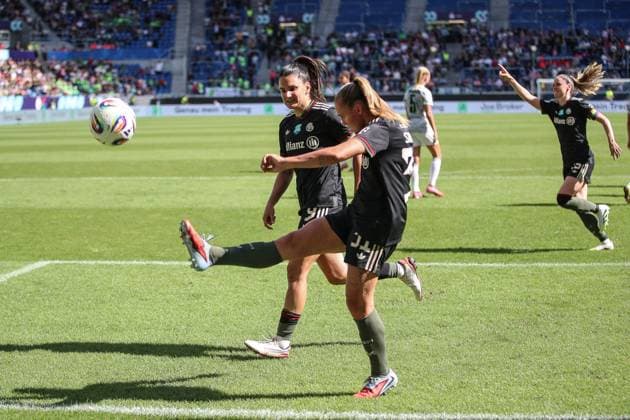 Pernille Harder FC Bayern Muenchen, 31 kicks the ball into the air with joy after scoring the 4 1 penalty Magdalena Eriksson FC Bayern Muenchen, 09 , GER, FC Bayern Muenchen vs VfL Wolfsburg, Google Pixel Womens Supercup, Final, 2025 2026, 30 08 2025, DFL REGULATES PROHIBIT ANY USE OF PHOTOGRAPHS AS IMAGE SEQUENCES AND OR QUASI VIDEO, GER, FC Bayern Muenchen vs VfL Wolfsburg, Google Pixel Womens Supercup, Final, 2025 2026, 30 08 2025 Karlsruhe Copyright: xEibner-Pressefoto JanxPrihodax EP_JPA