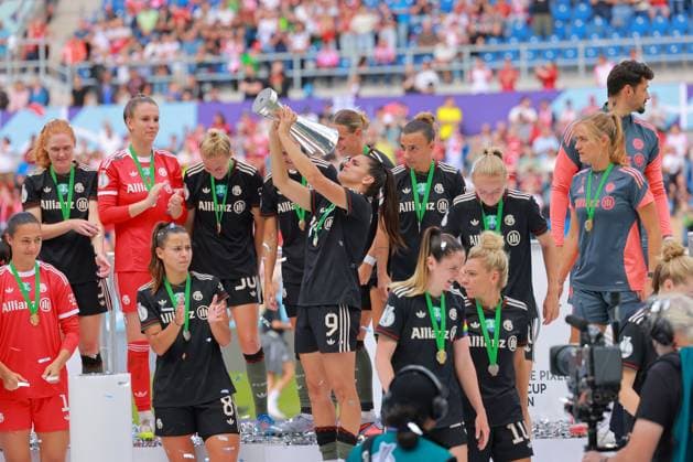 Supercup Winners 2025 FC Bayern Munich Maria Luisa Grohs 1 FC Bayern Women 1 , Stine Ballisager 3 FC Bayern Women 1 , Lena Oberdorf 8 FC Bayern Women 1 , Jovana Damnjanovi 9 FC Bayern Women 1 , Linda Dallmann 10 FC Bayern Women 1 , Lea Schüller 11 FC Bayern Women 1 , Ena Mahmutovic 21 FC Bayern Women 1 , Sarah Zadrazil 25 FC Bayern Women 1 , Arianna Caruso 27 FC Bayern Women 1 , Carolin Simon 30 FC Bayern Women 1 , Michael Netolitzky 516 FC Bayern Women 1 and Clara Schöne 518 FC Bayern Women 1 celebrate winning the Supercup together at the BBBank Wildpark in Karlsruhe Football I Women I Season 2025 2026 I Supercup I FC Bayern Munich - VFL Wolfsburg I 29 08 2025 Copyright: xMaxxMesterx