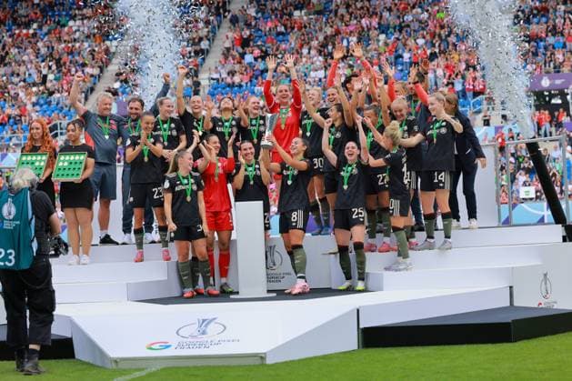 Supercup Winners 2025 FC Bayern Munich Maria Luisa Grohs 1 FC Bayern Women 1 , Vanessa Gilles 2 FC Bayern Women 1 , Stine Ballisager 3 FC Bayern Women 1 , Magdalena Eriksson 5 FC Bayern Women 1 , Lena Oberdorf 8 FC Bayern Women 1 , Lea Schüller 11 FC Bayern Women 1 , Alara ehitler 14 FC Bayern Women 1 , Klara Bühl 17 FC Bayern Women 1 , Franziska Kett 20 FC Bayern Women 1 , Sarah Zadrazil 25 FC Bayern Women 1 , Arianna Caruso 27 FC Bayern Women 1 , Carolin Simon 30 FC Bayern Women 1 , Georgia Stanway 31 FC Bayern Women 1 , Kjetil Lone 517 FC Bayern Women 1 , Ena Mahmutovic 21 FC Bayern Women 1 , Jovana Damnjanovi 9 FC Bayern Women 1 and Hamid Masoum Beygi 515 FC Bayern Women 1 celebrate winning the Supercup Football I Women I Season 2025 2026 I Supercup I FC Bayern Munich - VFL Wolfsburg I 29 08 2025 Copyright: xMaxxMesterx