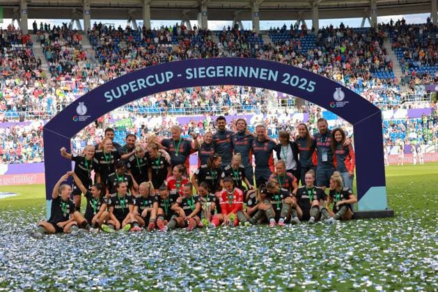 Supercup Winners 2025 FC Bayern Munich Maria Luisa Grohs 1 FC Bayern Women 1 , Vanessa Gilles 2 FC Bayern Women 1 , Stine Ballisager 3 FC Bayern Women 1 , Glódís Perla Viggósdóttir 4 FC Bayern Women 1 , Magdalena Eriksson 5 FC Bayern Women 1 , Tuva Hansen 6 FC Bayern Women 1 , Giulia Gwinn 7 FC Bayern Women 1 , Lena Oberdorf 8 FC Bayern Women 1 , Jovana Damnjanovi 9 FC Bayern Women 1 , Linda Dallmann 10 FC Bayern Women 1 , Lea Schüller 11 FC Bayern Women 1 , Alara ehitler 14 FC Bayern Women 1 , Klara Bühl 17 FC Bayern Women 1 , Momoko Tanikawa 18 FC Bayern Women 1 , Katharina Naschenweng 19 FC Bayern Women 1 , Franziska Kett 20 FC Bayern Women 1 , Pernille Harder 21 FC Bayern Women 1 , Natalia Padilla Bidas 23 FC Bayern Women 1 , Sarah Zadrazil 25 FC Bayern Women 1 , Arianna Caruso 27 FC Bayern Women 1 , Barbara Dunst 28 FC Bayern Women 1 , Carolin Simon 30 FC Bayern Women 1 , Georgia Stanway 31 FC Bayern Women 1 , Anna Klink 38 FC Bayern Women 1 , Clara Schöne 518 FC Bayern Women 1 , Nicole Rolser 510 FC Bayern Women 1 , Michael Netolitzky 516 FC Bayern Women 1 , Thomas Fräßdorf 501 FC Bayern Women 1 , Franziska Bachmaier 503 FC Bayern Women 1 , Larissa Hauenstein 502 FC Bayern Women 1 , Leonard Achenbach 508 FC Bayern Women 1 and Kjetil Lone 517 FC Bayern Women 1 celebrate winning the 2025 Supercup at BBBank Wildpark in Karlsruhe Football I Women I Season 2025 2026 I Supercup I FC Bayern Munich - VFL Wolfsburg I 29 08 2025 Copyright: xMaxxMesterx