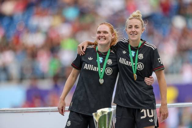 DEU, Karlsruhe, Bayern München vs VfL Wolfsburg, Google Pixel Supercup der Frauen, DFB, BBBank Wildpark, Finale, im Bild FC Bayern München gewinnt den Supercup der Frauen gegen den VfL Wolfsburg mit 4 1, Jubel und Freude mit dem Pokal, Stine Ballisager Bayern München 3 , Carolin Simon Bayern München 30 DFB DFL REGULATIONS PROHIBIT ANY USE OF PHOTOGRAPHS AS IMAGE SEQUENCES AND OR QUASI VIDEO, 30 08 2025, Copyright: HMBxMedia HendrikxHamelau