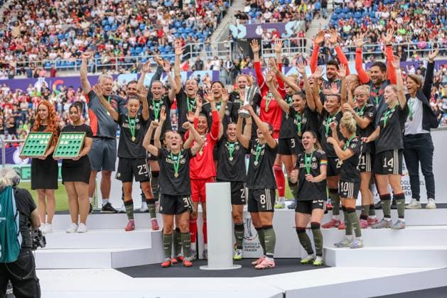 DEU, Karlsruhe, Bayern München vs VfL Wolfsburg, Google Pixel Supercup der Frauen, DFB, BBBank Wildpark, Finale, im Bild FC Bayern München gewinnt den Supercup der Frauen gegen den VfL Wolfsburg mit 4 1, Jubel und Freude mit dem Pokal DFB DFL REGULATIONS PROHIBIT ANY USE OF PHOTOGRAPHS AS IMAGE SEQUENCES AND OR QUASI VIDEO, 30 08 2025, Copyright: HMBxMedia HendrikxHamelau