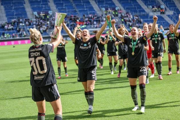 DEU, Karlsruhe, Bayern München vs VfL Wolfsburg, Google Pixel Supercup der Frauen, DFB, BBBank Wildpark, Finale, im Bild FC Bayern München gewinnt den Supercup der Frauen gegen den VfL Wolfsburg mit 4 1, Jubel und Freude mit dem Pokal DFB DFL REGULATIONS PROHIBIT ANY USE OF PHOTOGRAPHS AS IMAGE SEQUENCES AND OR QUASI VIDEO, 30 08 2025, Copyright: HMBxMedia HendrikxHamelau