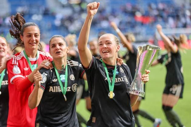 DEU, Karlsruhe, Bayern Munich vs VfL Wolfsburg, Google Pixel Womens Supercup, DFB, BBBank Wildpark, Final, in the picture FC Bayern Munich wins the Womens Supercup against VfL Wolfsburg with 4 1, jubilation and joy with the cup, Magdalena Eriksson Bayern Munich 5 DFB DFL REGULATIONS PROHIBIT ANY USE OF PHOTOGRAPHS AS IMAGE SEQUENCES AND OR QUASI VIDEO, 30 08 2025, Copyright: HMBxMedia HendrikxHamelau