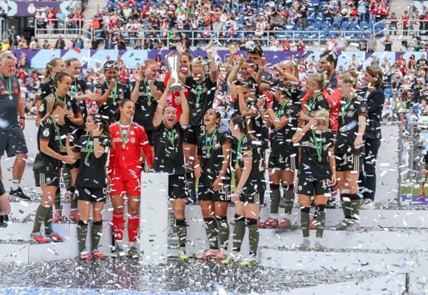 DEU, Karlsruhe, Bayern Munich vs VfL Wolfsburg, Google Pixel Womens Supercup, DFB, BBBank Wildpark, Final, in the picture FC Bayern Munich wins the Womens Supercup against VfL Wolfsburg with 4 1, jubilation and joy with the cup, DFB DFL REGULATIONS PROHIBIT ANY USE OF PHOTOGRAPHS AS IMAGE SEQUENCES AND OR QUASI VIDEO, 30 08 2025, Copyright: HMBxMedia HendrikxHamelau