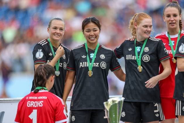 DEU, Karlsruhe, Bayern München vs VfL Wolfsburg, Google Pixel Supercup der Frauen, DFB, BBBank Wildpark, Finale, im Bild FC Bayern München gewinnt den Supercup der Frauen gegen den VfL Wolfsburg mit 4 1, Jubel und Freude mit dem Pokal, Magdalena Eriksson Bayern München 5 , Momoko Tanikawa Bayern München 18 DFB DFL REGULATIONS PROHIBIT ANY USE OF PHOTOGRAPHS AS IMAGE SEQUENCES AND OR QUASI VIDEO, 30 08 2025, Copyright: HMBxMedia HendrikxHamelau