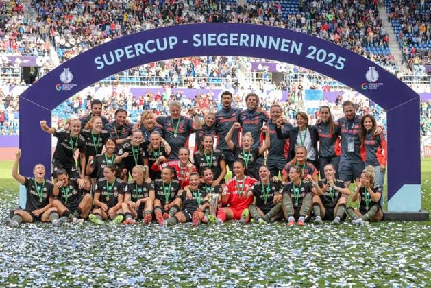 DEU, Karlsruhe, Bayern Munich vs VfL Wolfsburg, Google Pixel Womens Supercup, DFB, BBBank Wildpark, Final, in the picture FC Bayern Munich wins the Womens Supercup against VfL Wolfsburg with 4 1, jubilation and joy with the cup, DFB DFL REGULATIONS PROHIBIT ANY USE OF PHOTOGRAPHS AS IMAGE SEQUENCES AND OR QUASI VIDEO, 30 08 2025, Copyright: HMBxMedia HendrikxHamelau