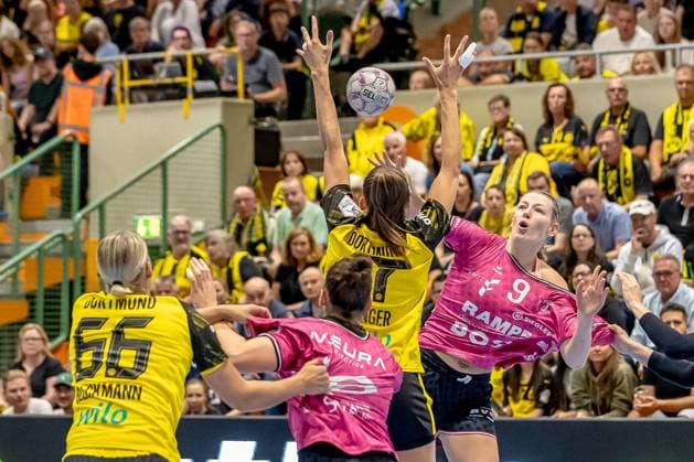Alicia Langer Borussia Dortmund, 17 in defense against Naina Klein TuS Metzingen, 09 GER, Borussia Dortmund vs TuS Metzingen, Handball, ALSCO Womens Bundesliga, Season 2025 2026, 1 Matchday, 30 08 2025 GER, Borussia Dortmund vs TuS Metzingen, Handball, ALSCO Womens Bundesliga, Season 2025 2026, 1 Matchday, 30 08 2025 Dortmund Copyright: xEibner-Pressefoto WolfgangxStummx EP_EER