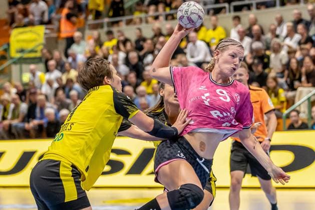 Naina Klein TuS Metzingen, 09 cannot be prevented from throwing here GER, Borussia Dortmund vs TuS Metzingen, Handball, ALSCO Womens Bundesliga, Season 2025 2026, 1 Matchday, 30 08 2025 GER, Borussia Dortmund vs TuS Metzingen, Handball, ALSCO Womens Bundesliga, Season 2025 2026, 1 Matchday, 30 08 2025 Dortmund Copyright: xEibner-Pressefoto WolfgangxStummx EP_EER
