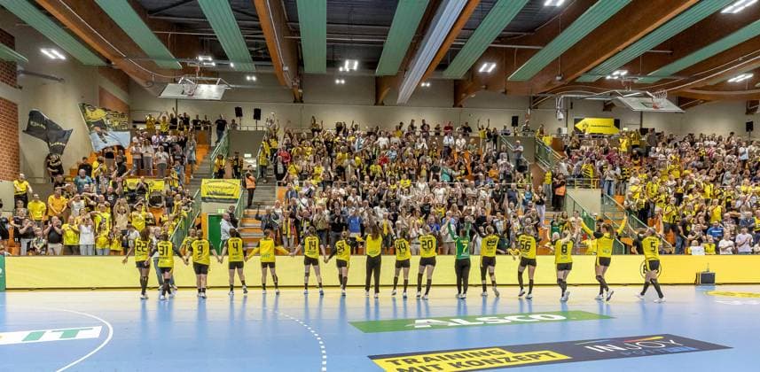 The Dortmund players are celebrated by the fans after the clear victory GER, Borussia Dortmund vs TuS Metzingen, Handball, ALSCO Womens Bundesliga, Season 2025 2026, 1 Matchday, 30 08 2025 GER, Borussia Dortmund vs TuS Metzingen, Handball, ALSCO Womens Bundesliga, Season 2025 2026, 1 Matchday, 30 08 2025 Dortmund Copyright: xEibner-Pressefoto WolfgangxStummx EP_EER
