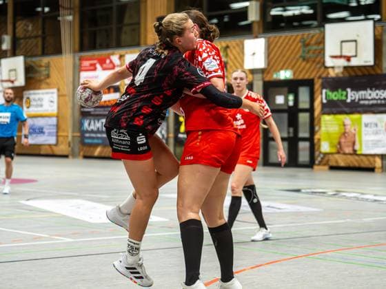 Nina Fischer TG Nuertingen, 04 in duel with Melanie Grawe 1 FSV Mainz 05, 28 , TG Nuertingen vs 1 FSV Mainz 05, Handball, 2 Bundesliga, Season 2025 2026, 30 08 2025 TG Nuertingen vs 1 FSV Mainz 05, Handball, 2 Bundesliga, Season 2025 2026, 30 08 2025 Nuertingen Copyright: xMichaelxSchmidt Eibner-Pressefotx EP_MST