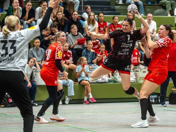 Lisa Wieder TG Nuertingen, 07 prevails against Melanie Grawe 1 FSV Mainz 05, 28, TG Nuertingen vs 1 FSV Mainz 05, Handball, 2 Bundesliga, Season 2025 2026, 30 08 2025 TG Nuertingen vs 1 FSV Mainz 05, Handball, 2 Bundesliga, Season 2025 2026, 30 08 2025 Nuertingen Copyright: xMichaelxSchmidt Eibner-Pressefotx EP_MST