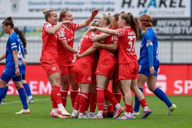 Players of 1 FSV Mainz 05 with goal celebration, cheering, jubilant, optimistic, game scene, highlight, joy about the goal to 0 1, THE DFB REGULATIONS PROHIBIT ANY USE OF PHOTOGRAPHS AS IMAGE SEQUENCES AND OR QUASI VIDEO , 31 08 2025, Meppen Germany , Football, 2 Womens Bundesliga, SV Meppen 1 FSV Mainz 05 xobx