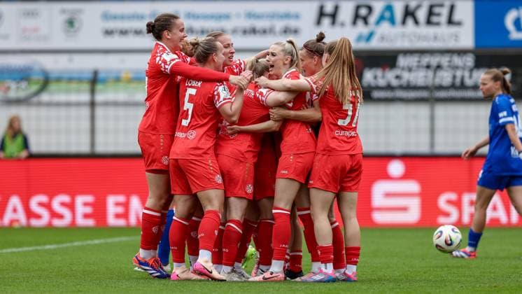 Players of 1 FSV Mainz 05 with goal celebration, cheering, jubilant, optimistic, game scene, highlight, joy about the goal to 0 1, THE DFB REGULATIONS PROHIBIT ANY USE OF PHOTOGRAPHS AS IMAGE SEQUENCES AND OR QUASI VIDEO , 31 08 2025, Meppen Germany , Football, 2 Womens Bundesliga, SV Meppen 1 FSV Mainz 05 xobx