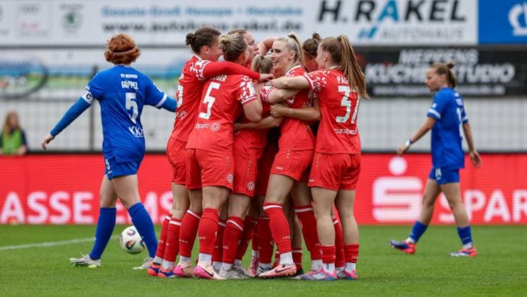 Players of 1 FSV Mainz 05 with goal celebration, cheering, jubilant, optimistic, game scene, highlight, joy about the goal to 0 1, THE DFB REGULATIONS PROHIBIT ANY USE OF PHOTOGRAPHS AS IMAGE SEQUENCES AND OR QUASI VIDEO , 31 08 2025, Meppen Germany , Football, 2 Womens Bundesliga, SV Meppen 1 FSV Mainz 05 xobx
