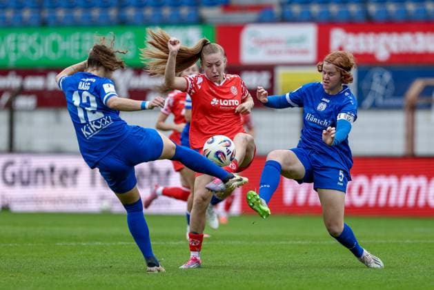 from left Sarah Hagg SV Meppen, 12 , Maja Pageler 1 FSV Mainz 05, 37 and Lena Göppel SV Meppen, 5 in duel, duel, dynamics, action, action scene, THE DFB REGULATIONS PROHIBIT ANY USE OF PHOTOGRAPHS AS IMAGE SEQUENCES AND OR QUASI VIDEO , 31 08 2025, Meppen Germany , Football, 2 Womens Bundesliga, SV Meppen 1 FSV Mainz 05 xobx