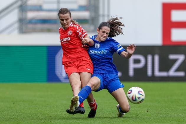 from left Kara Bathmann 1 FSV Mainz 05, 4 and Marie Bleil SV Meppen, 7 in a duel, dynamic, action, action, game scene, THE DFB REGULATIONS PROHIBIT ANY USE OF PHOTOGRAPHS AS IMAGE SEQUENCES AND OR QUASI VIDEO , 31 08 2025, Meppen Germany , Football, 2 Womens Bundesliga, SV Meppen 1 FSV Mainz 05 xobx