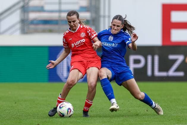 from left Kara Bathmann 1 FSV Mainz 05, 4 and Marie Bleil SV Meppen, 7 in a duel, dynamic, action, action, game scene, THE DFB REGULATIONS PROHIBIT ANY USE OF PHOTOGRAPHS AS IMAGE SEQUENCES AND OR QUASI VIDEO , 31 08 2025, Meppen Germany , Football, 2 Womens Bundesliga, SV Meppen 1 FSV Mainz 05 xobx