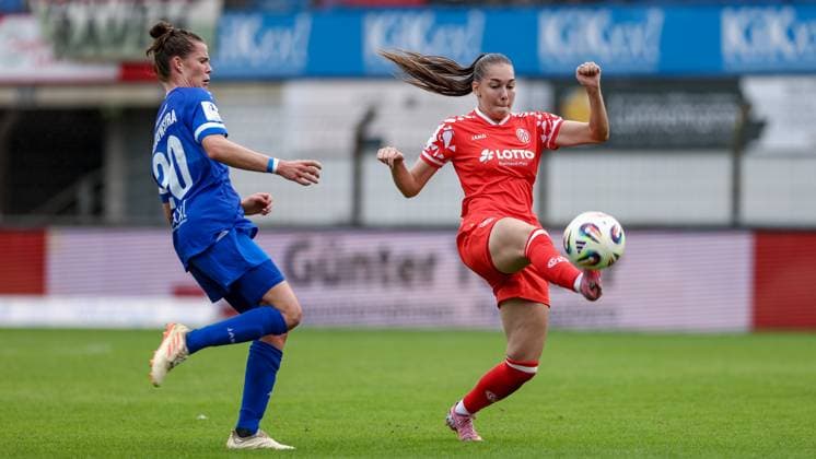 from left Chantal Schouwstra SV Meppen, 20 and Miriam Sterrer 1 FSV Mainz 05, 3 in duel, duel, dynamics, action, action, game scene, THE DFB REGULATIONS PROHIBIT ANY USE OF PHOTOGRAPHS AS IMAGE SEQUENCES AND OR QUASI VIDEO , 31 08 2025, Meppen Germany , Football, 2 Womens Bundesliga, SV Meppen 1 FSV Mainz 05 xobx